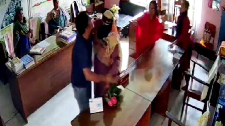 চুয়াডাঙ্গায় ছাত্রীকে শাসন করায় প্রধান শিক্ষককে মারধর করলেন অভিভাবক