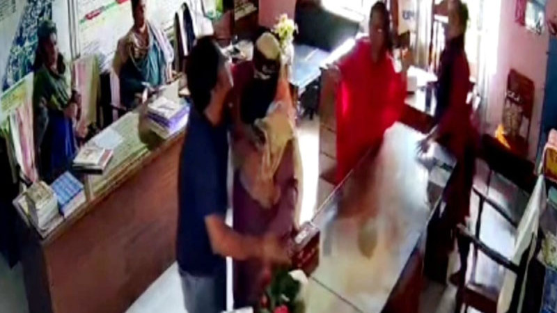 চুয়াডাঙ্গায় ছাত্রীকে শাসন করায় প্রধান শিক্ষককে মারধর করলেন অভিভাবক