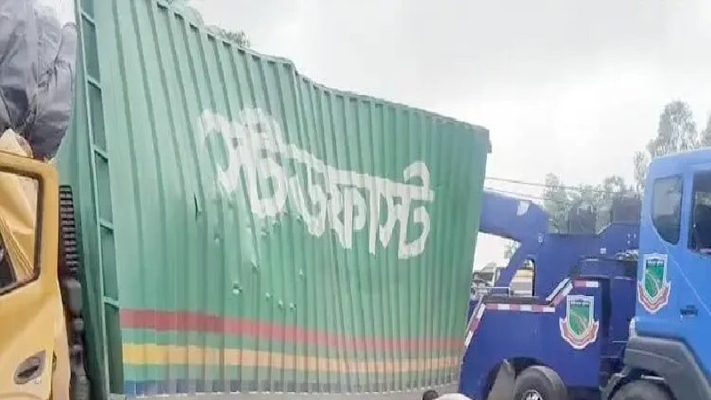 বগুড়ায় ট্রাক ও কাভার্ডভ্যানের মুখোমুখি সংঘর্ষে চালক নিহত
