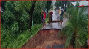 ভারী বর্ষণে সেতু ধসে বিচ্ছিন্ন বান্দরবান-রাঙ্গামাটি সড়ক যোগাযোগ
