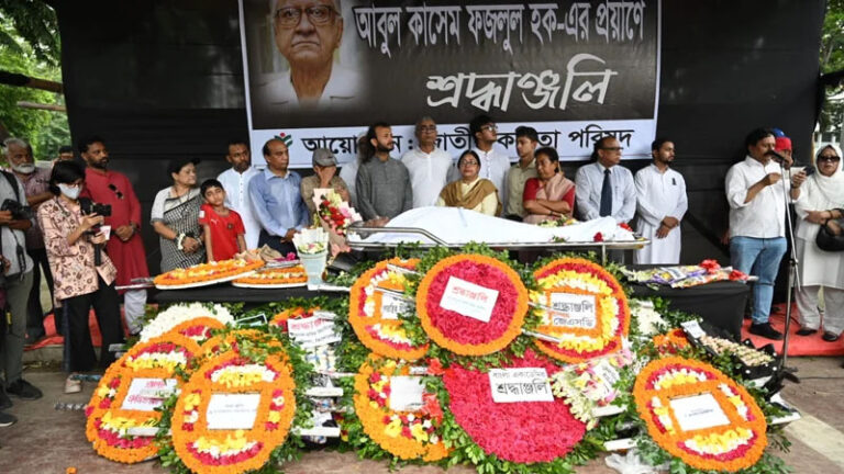 শহীদ মিনারে শেষ বিদায় জানানো হলো অধ্যাপক আবুল কাসেম ফজলুল হককে