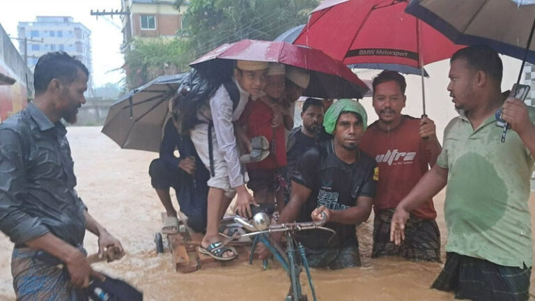 টানা ভারী বৃষ্টিতে তলিয়ে গেছে চট্টগ্রাম, জনজীবনে চরম দুর্ভোগ