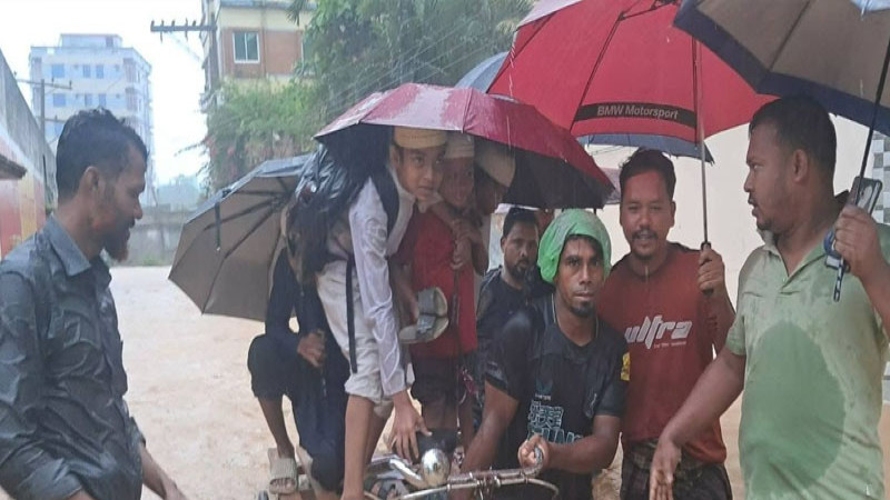 টানা ভারী বৃষ্টিতে তলিয়ে গেছে চট্টগ্রাম, জনজীবনে চরম দুর্ভোগ