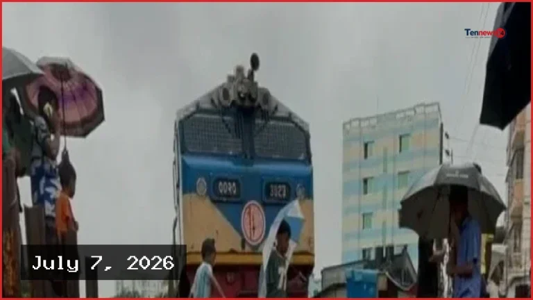 চট্টগ্রামে রেললাইনে পানি: আটকে পড়ল কক্সবাজারগামী পর্যটক এক্সপ্রেস
