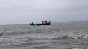 বঙ্গোপসাগরে ট্রলারডুবির ঘটনায় ১৬ জেলে উদ্ধার, নিখোঁজ ২