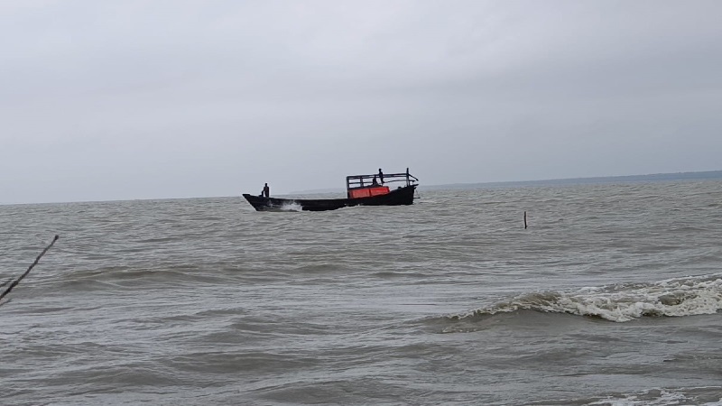 বঙ্গোপসাগরে ট্রলারডুবির ঘটনায় ১৬ জেলে উদ্ধার, নিখোঁজ ২