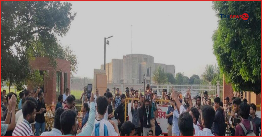 এইচএসসি পরীক্ষা বাতিলের দাবিতে সংসদ ভবনের সামনে শিক্ষার্থীদের অবস্থান