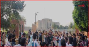 এইচএসসি পরীক্ষা বাতিলের দাবিতে সংসদ ভবনের সামনে শিক্ষার্থীদের অবস্থান
