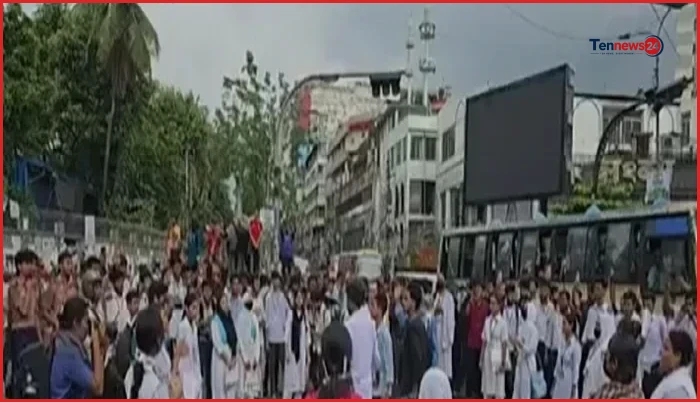 এইচএসসি পরীক্ষার্থীদের লংমার্চ: সাইন্সল্যাব মোড় অবরোধে স্থবির যান চলাচল