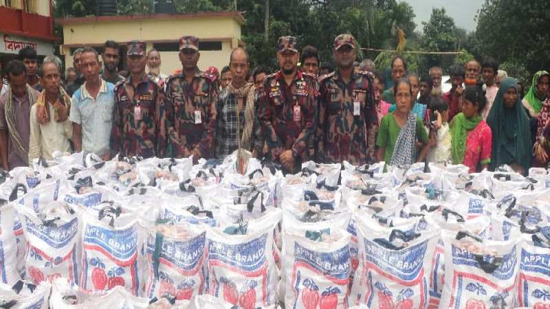 খাগড়াছড়িতে বন্যা ও ভূমিধসে ক্ষতিগ্রস্তদের পাশে বিজিবি