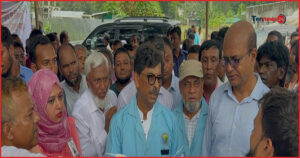 চট্টগ্রামে বন্যায় ক্ষতিগ্রস্ত ডেইরি খামারিদের মাঝে ৪০০ বস্তা গোখাদ্য বিতরণ