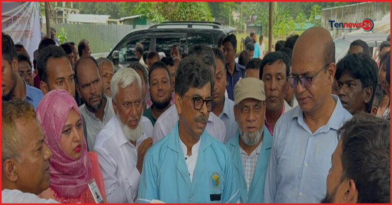 চট্টগ্রামে বন্যায় ক্ষতিগ্রস্ত ডেইরি খামারিদের মাঝে ৪০০ বস্তা গোখাদ্য বিতরণ