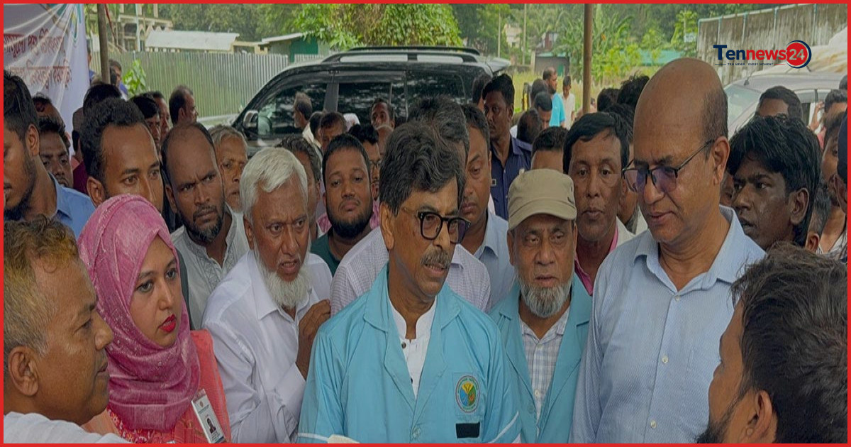 চট্টগ্রামে বন্যায় ক্ষতিগ্রস্ত ডেইরি খামারিদের মাঝে ৪০০ বস্তা গোখাদ্য বিতরণ