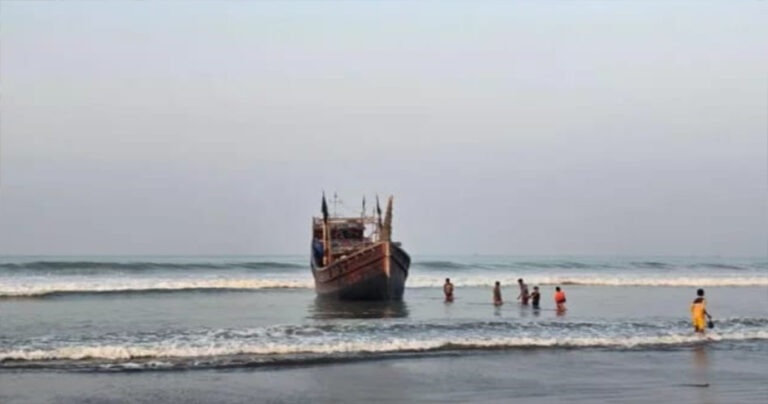 টেকনাফে রোহিঙ্গা বহনকারী নৌকাডুবি, নিখোঁজ ১৩