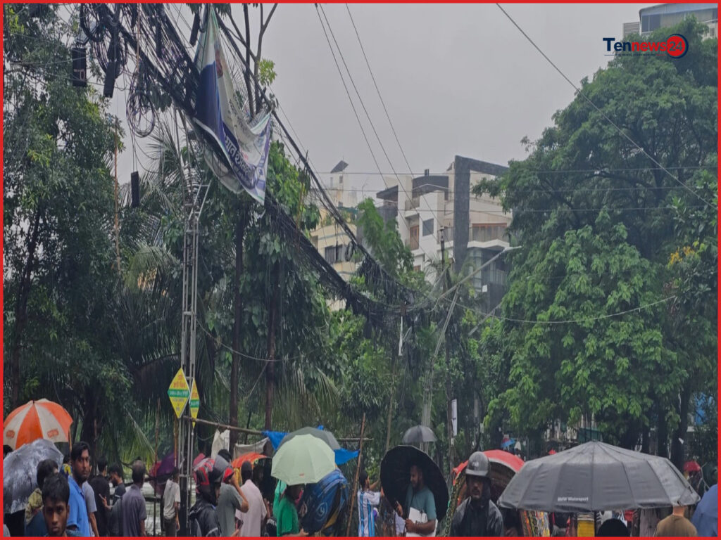 ঢাকায় টানা বৃষ্টিতে জনদুর্ভোগ, জলাবদ্ধতায় স্থবির জনজীবন
