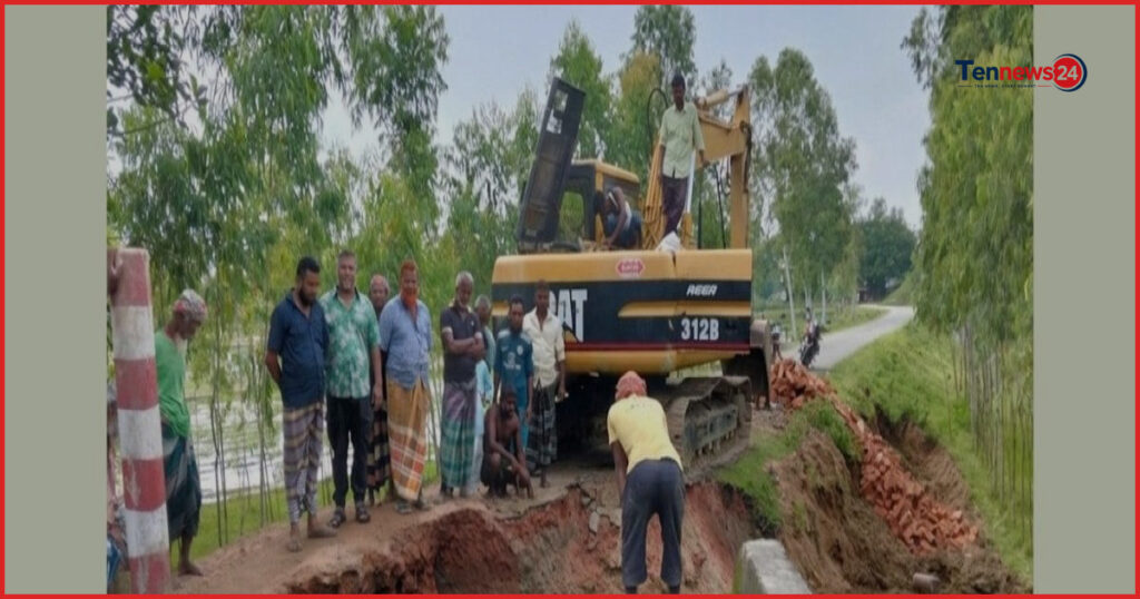 তারাগঞ্জে সরকারি সাহায্যের অপেক্ষায় না থেকে সড়ক সংস্কারে গ্রামবাসী