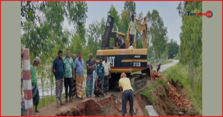 তারাগঞ্জে সরকারি সাহায্যের অপেক্ষায় না থেকে সড়ক সংস্কারে গ্রামবাসী