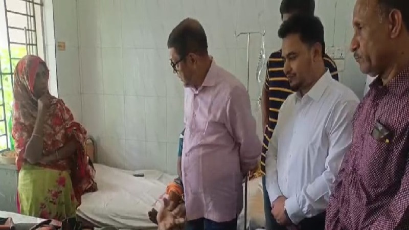তালা স্বাস্থ্য কমপ্লেক্স পরিদর্শন করলেন স্বাস্থ্যমন্ত্রী, আশ্বাস শত শয্যার