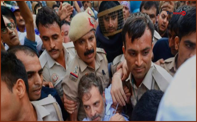 দিল্লি পুলিশ আটক করার কয়েক ঘণ্টা পরই মুক্তি পেলেন রাহুল-প্রিয়াঙ্কা