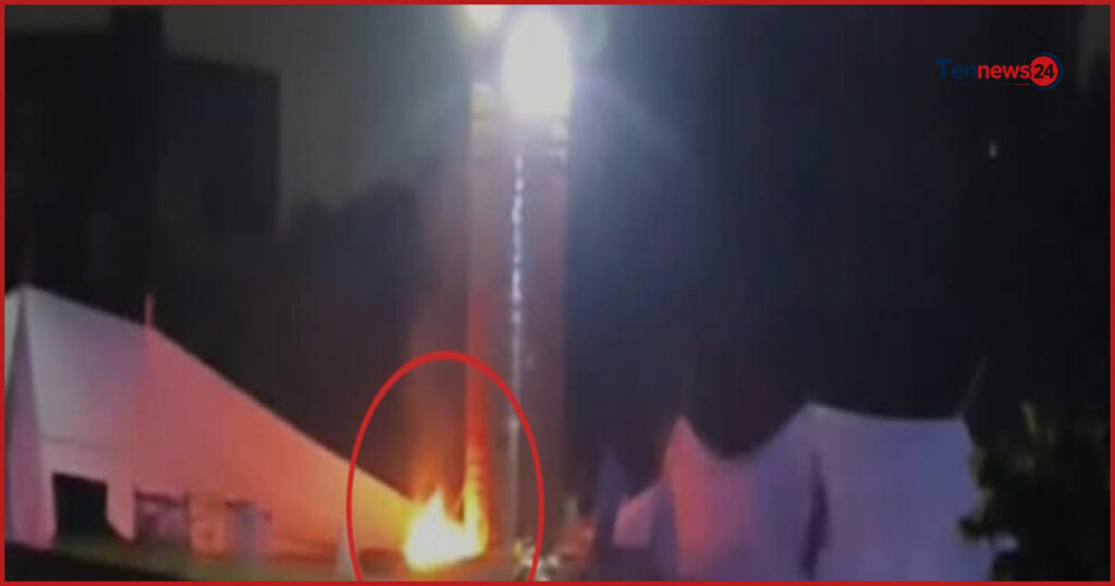 নারায়ণগঞ্জের হাজীগঞ্জে দেশের প্রথম জুলাই শহীদ স্মৃতিস্তম্ভে আগুন