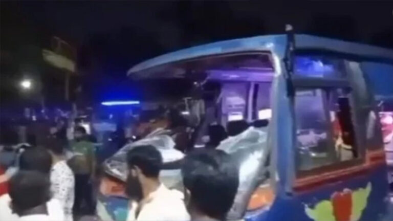 নিয়ন্ত্রণ হারিয়ে কুর্মিটোলা হাসপাতালে বাস, পথচারী নিহত