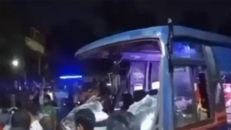 নিয়ন্ত্রণ হারিয়ে কুর্মিটোলা হাসপাতালে বাস, পথচারী নিহত