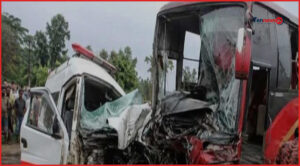 পাবনায় বাস-অ্যাম্বুলেন্সের মুখোমুখি সংঘর্ষে নিহত ৩