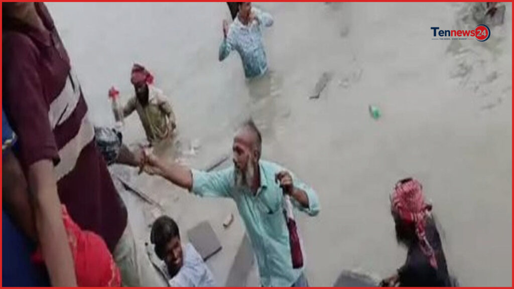 প্রধানমন্ত্রীর কর্মসূচিতে যাওয়ার পথে ডুবোচরে আটকে গেল লঞ্চ