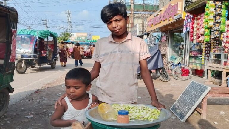 বাবার মৃত্যুর পর প্রতিবন্ধী মা ও ভাইয়ের দায়িত্ব এখন ১২ বছরের আরমানের