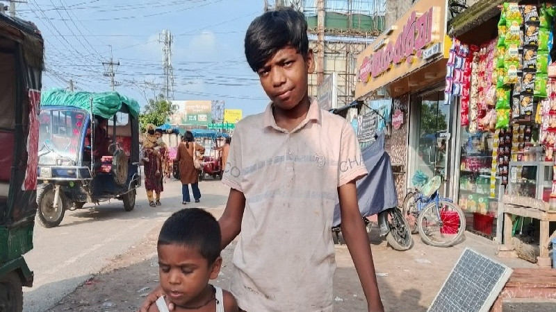 বাবার মৃত্যুর পর প্রতিবন্ধী মা ও ভাইয়ের দায়িত্ব এখন ১২ বছরের আরমানের