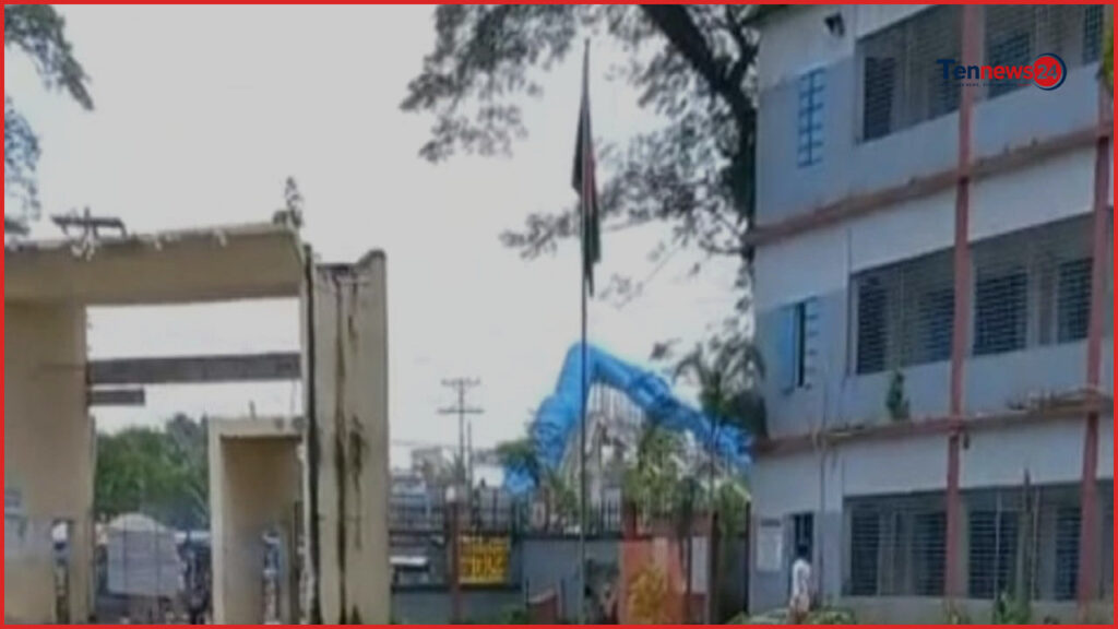 মোহনগঞ্জে সরকারি নির্দেশ অমান্য করে পতাকা অর্ধনমিত না রাখার অভিযোগ