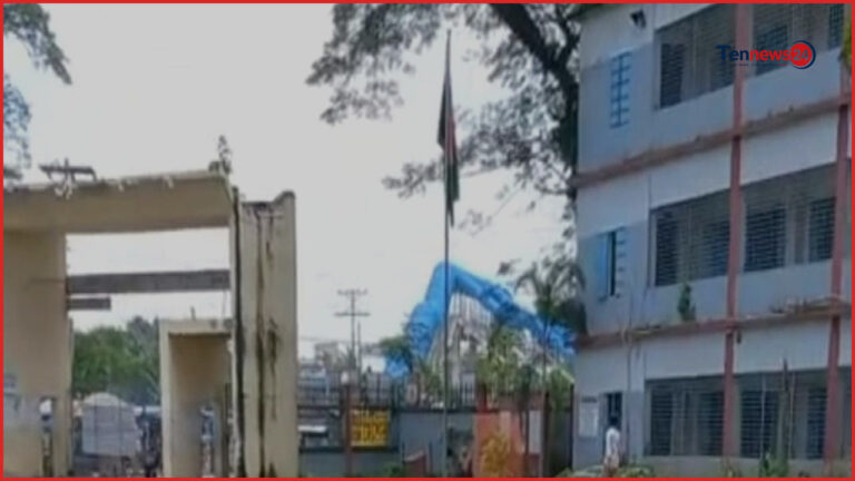 মোহনগঞ্জে সরকারি নির্দেশ অমান্য করে পতাকা অর্ধনমিত না রাখার অভিযোগ