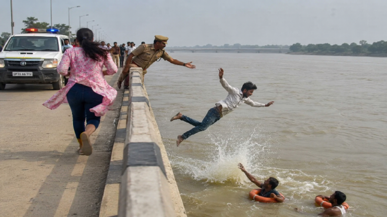 যমুনায় ঝাঁপ দেওয়া যুবককে উদ্ধার, পালিয়ে গেলেন প্রেমিকা