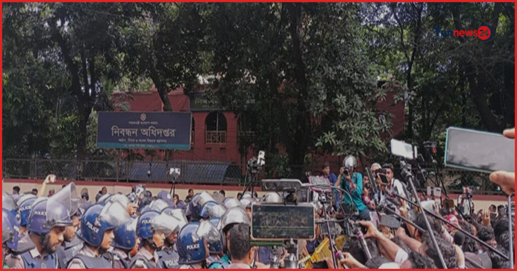 শিক্ষা ভবনের সামনে শিক্ষার্থীদের লংমার্চ ঠেকাতে পুলিশের ব্যারিকেড