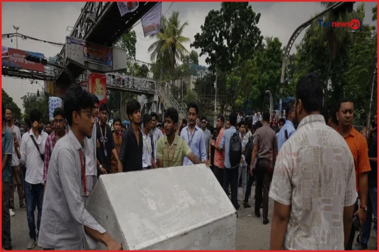 শিক্ষামন্ত্রীর পদত্যাগের দাবিতে সায়েন্সল্যাব ও উত্তরায় শিক্ষার্থীদের অবরোধ