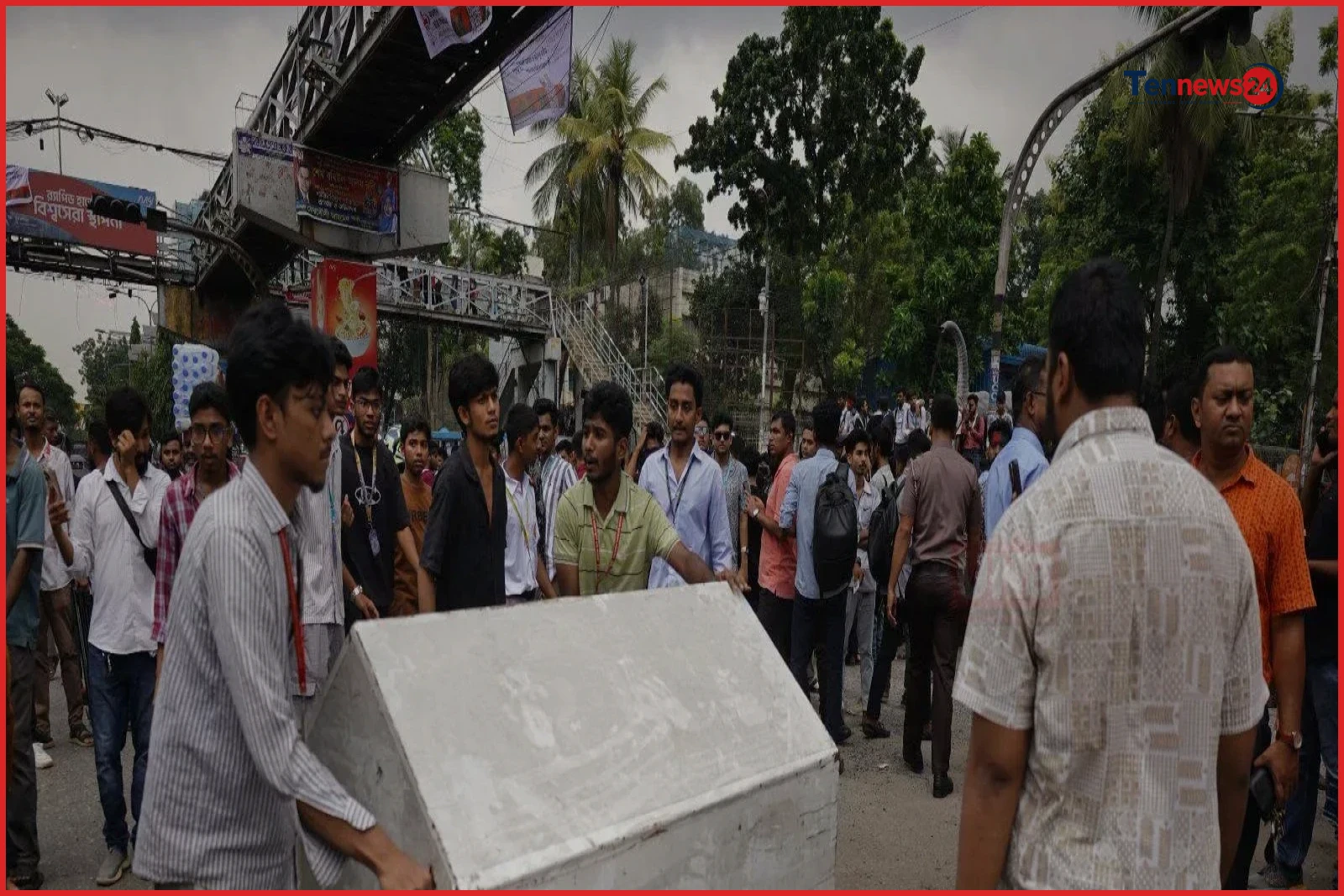 শিক্ষামন্ত্রীর পদত্যাগের দাবিতে সায়েন্সল্যাব ও উত্তরায় শিক্ষার্থীদের অবরোধ