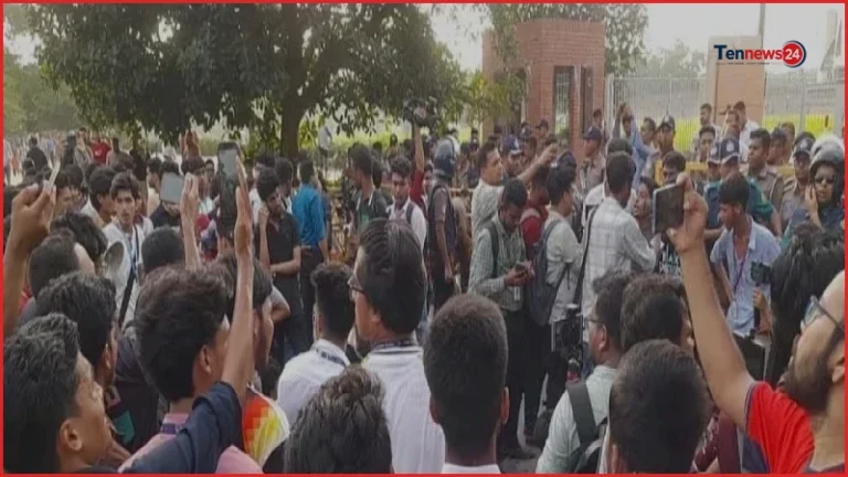 সংসদ ভবনের সামনে এইচএসসি পরীক্ষার্থীদের অবস্থান, বন্ধ যান চলাচল