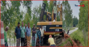 সরকারি উদ্যোগের অপেক্ষা না করে সড়ক সংস্কারে নামলেন রংপুরের গ্রামবাসী