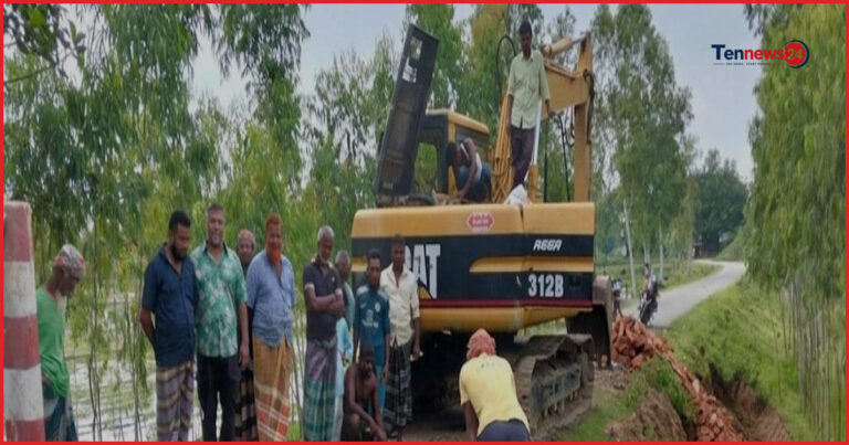 সরকারি উদ্যোগের অপেক্ষা না করে সড়ক সংস্কারে নামলেন রংপুরের গ্রামবাসী
