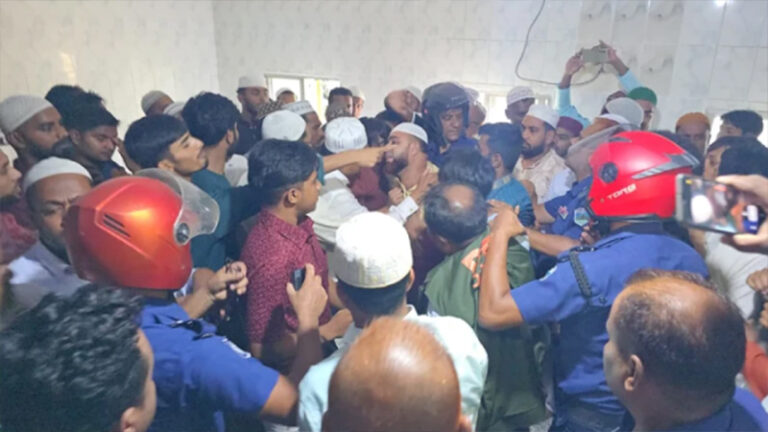 সাঁথিয়ায় মসজিদে ইমামতি নিয়ে বিএনপি-জামায়াত নেতাকর্মীদের হাতাহাতি