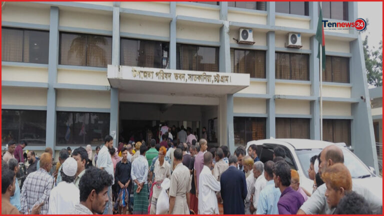 সাতকানিয়ায় ত্রাণ না পেয়ে প্রতিমন্ত্রীর গাড়ি আটকে ক্ষোভ