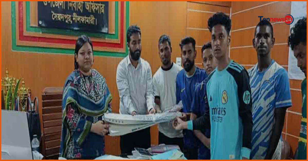সৈয়দপুরে তরুণ প্রজন্মকে খেলাধুলায় উদ্বুদ্ধ করতে ক্রীড়া সামগ্রী বিতরণ