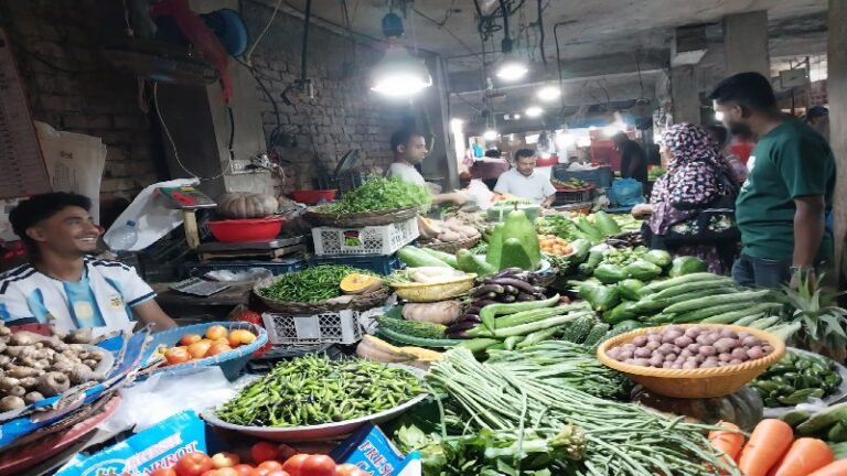 আখাউড়ায় টানা বর্ষণে সবজির বাজারে অস্থিরতা, মরিচ ৩৫০ টাকা