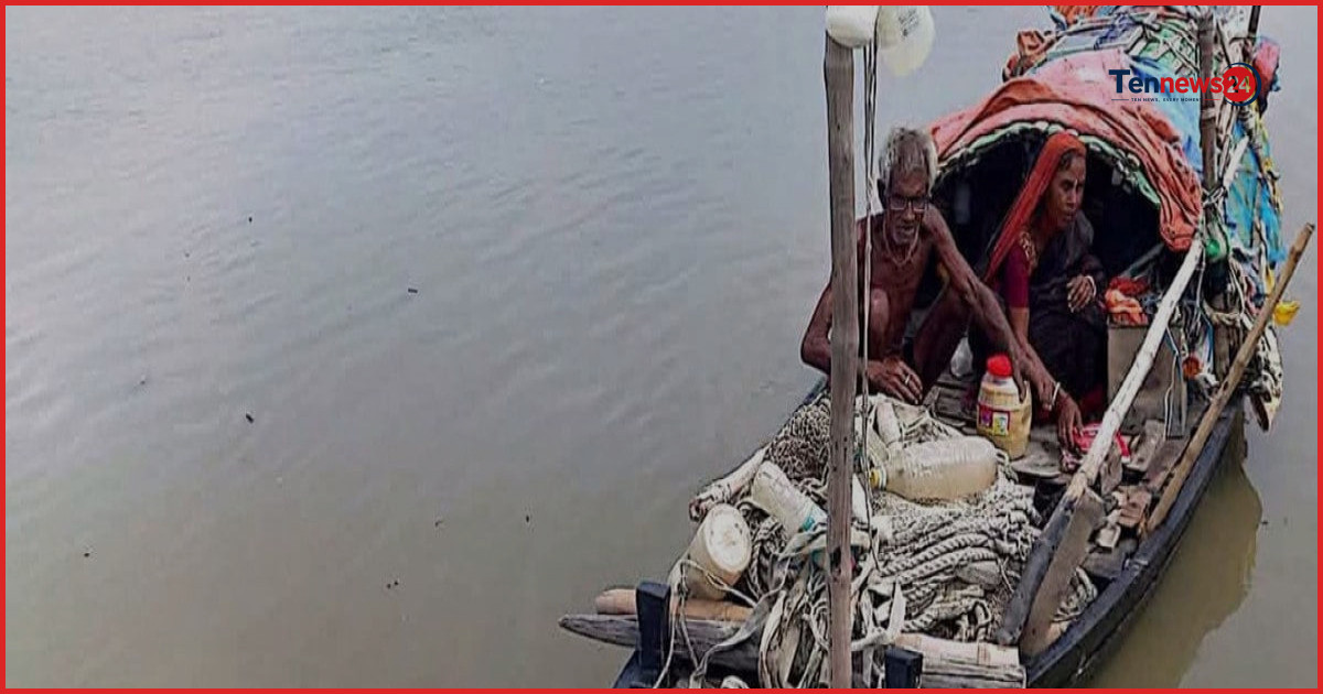 কপোতাক্ষের বুকে ডিঙি নৌকায় ভাসমান সুখেন-নমিতার জীবনসংগ্রাম