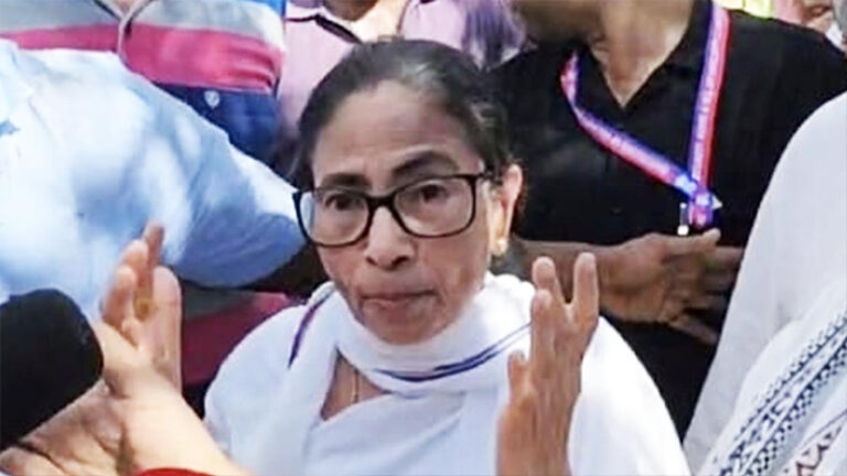 কাঁচরাপাড়ায় মমতা বন্দ্যোপাধ্যায়ের গাড়িতে হামলা, কাদা-চটি নিক্ষেপ