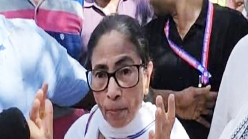 কাঁচরাপাড়ায় মমতা বন্দ্যোপাধ্যায়ের গাড়িতে হামলা, কাদা-চটি নিক্ষেপ