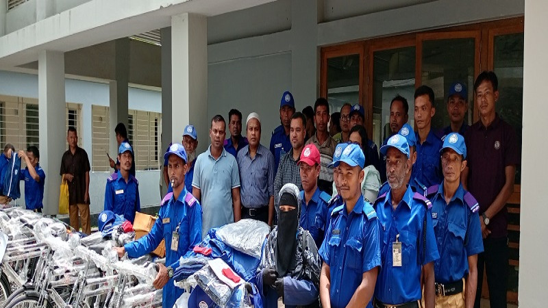 কাপ্তাইয়ে ৪৬ গ্রাম পুলিশ পেলেন বাইসাইকেল ও পোশাক