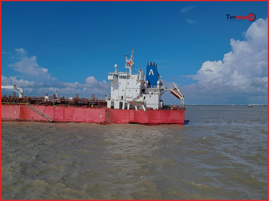 চট্টগ্রাম বন্দরে তেলবাহী ট্যাংকার ও বাল্ক ক্যারিয়ারের সংঘর্ষ