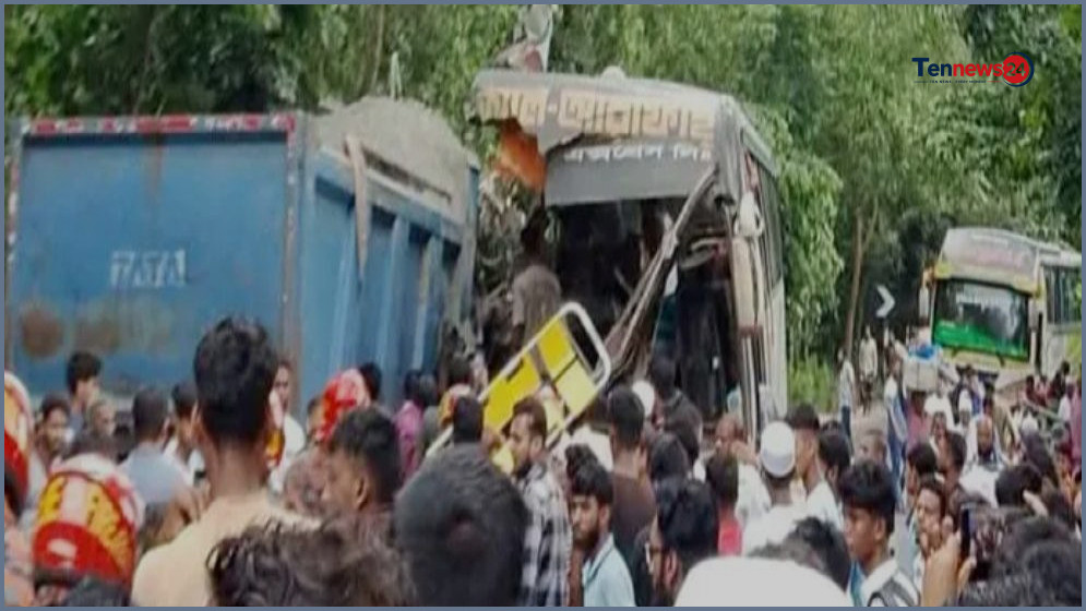 চাঁদপুরে বাস-ট্রাক মুখোমুখি সংঘর্ষে ৩ জন নিহত