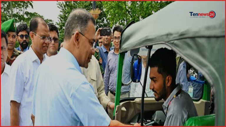জুলাই যোদ্ধাসহ ৩ জনকে রিকশা উপহার দিলেন প্রধানমন্ত্রী